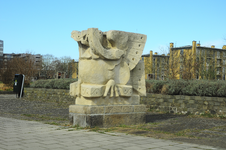 900870 Afbeelding van het beeld Vogel met Slang van G.H.C.A. Herman aan de Saffierlaan bij het Tolsteegplantsoen te Utrecht.